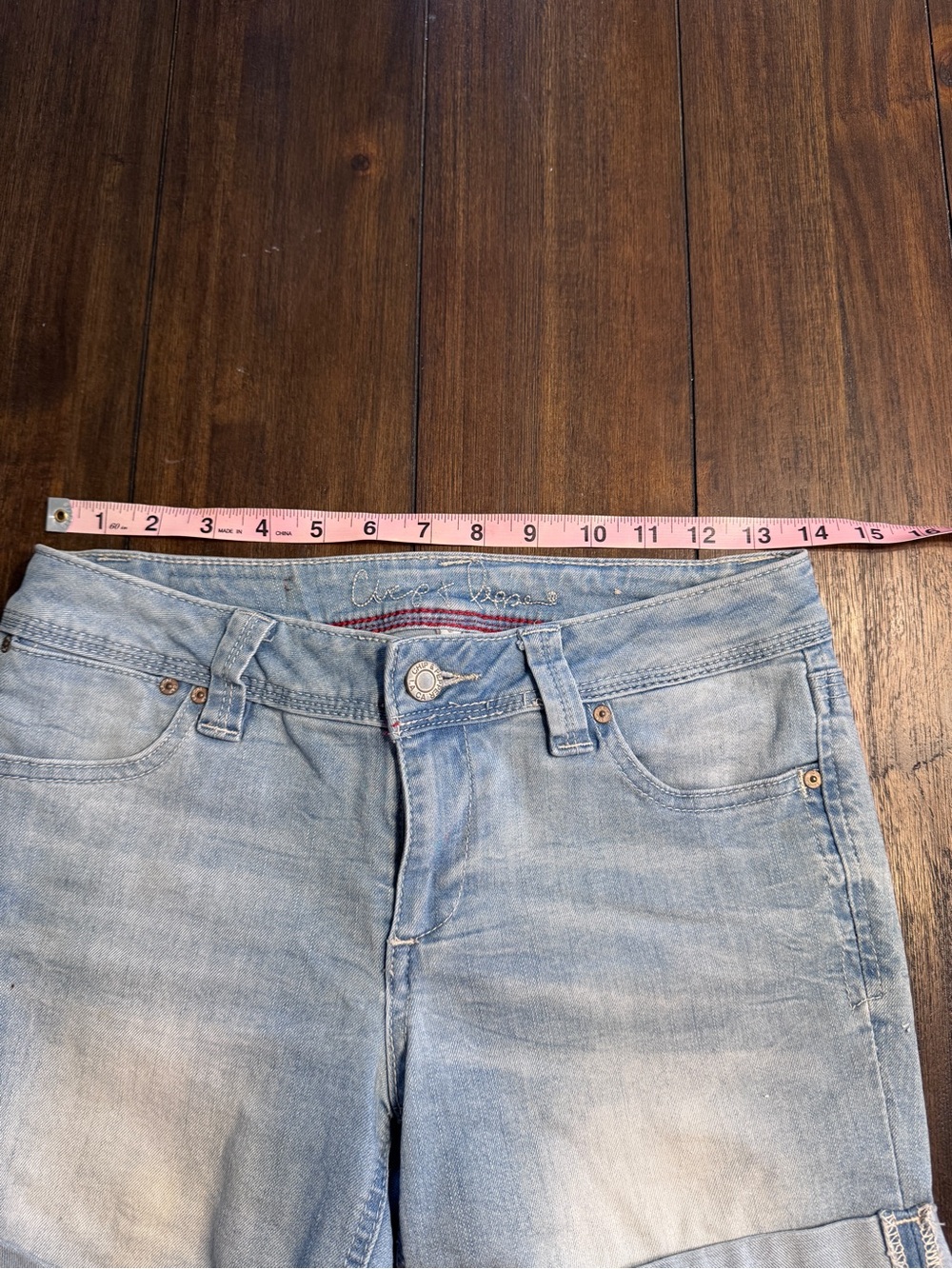 Chip & Pepper California Malibu Mid Rise Denim Shorts S 26 Light Wash Cuffed - Picture 9 of 12